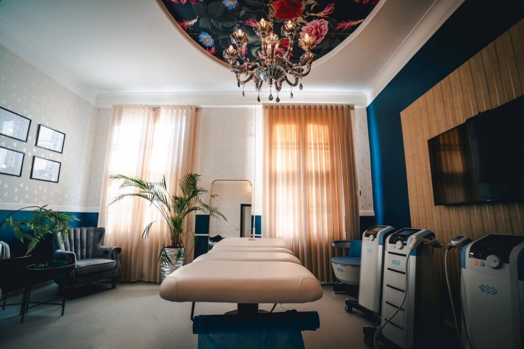 A Privée La Clinique valódi kezelőhelyisége Miskolcon – BTL géppark, elegáns enteriőr